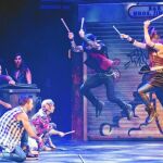 Decorado reconocible La puesta en escena quiere reflejar las calles en las que nació la Rumba para contar su propia versión de «Romeo y Julieta» con lo que podrían ser dos clanes gitanos enfrentados