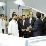 Camps pide dinero para sanidad tras abrir otro centro de salud