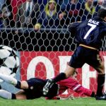 Raúl regatea a Cañizares para marcar el tercer tanto del Real Madrid en la final
