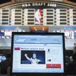 Una página web informa sobre la muerte de Michael Jackson durante la celebración del Draft 2009 de la NBA, en Nueva York