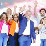 Iván Duque se convirtió el domingo en el segundo presidente más joven de la historia de Colombia. En la imagen, celebra la victoria con sus seguidores en Bogotá / Reuters