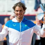 Rafa Nadal posa con el trofeo de Hamburgo