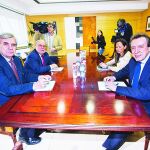 El consejero de Presidencia, José Antonio de Santiago-Juárez, en un encuentro reciente con representantes de la comunidad de Cantabria