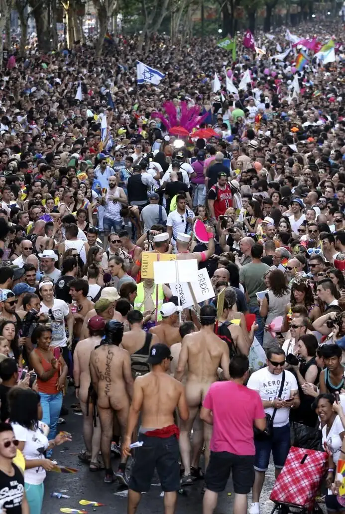 Participantes del tradicional desfile del Orgullo Gay hoy durante el recorrido por las calles de Madrid.