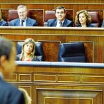 Mariano Rajoy, muy atento, siguió las explicaciones que dio José Luis Rodríguez Zapatero de la reforma laboral