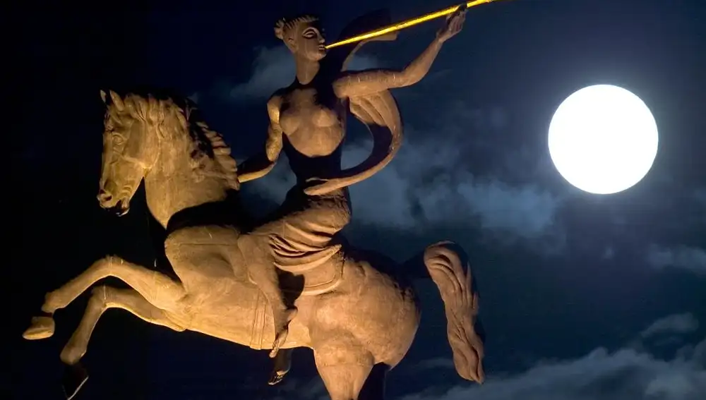 La luna llena, al fondo, sobre los tejados del Memorial de la Segunda Guerra Mundial de Moscú