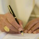 El pontífice en la firma de su encíclica «Caritas in Veritate» en agosto de 2019