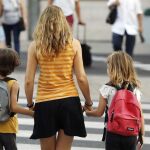 Una madre acompaña esta mañana a sus hijos a la escuela. EFE/Kai Försterling