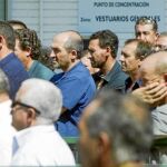 Unos 200 trabajadores de la factoría participaron ayer en una concentración silenciosa como homenaje a los dos fallecidos