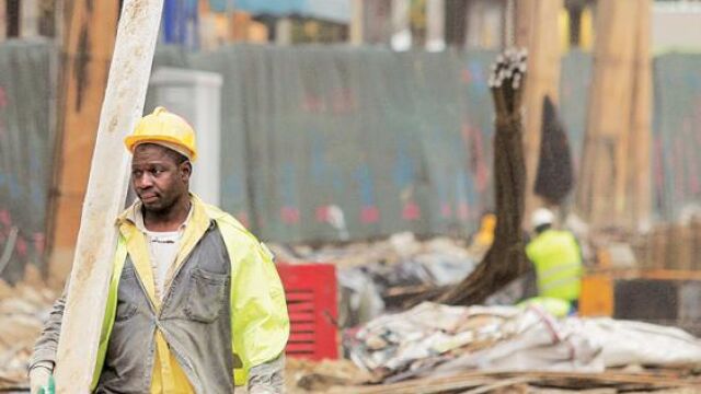 Trabajador extranjero en una obra 