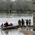 Los Bomberos de Zamora durante el rescate en el río Duero