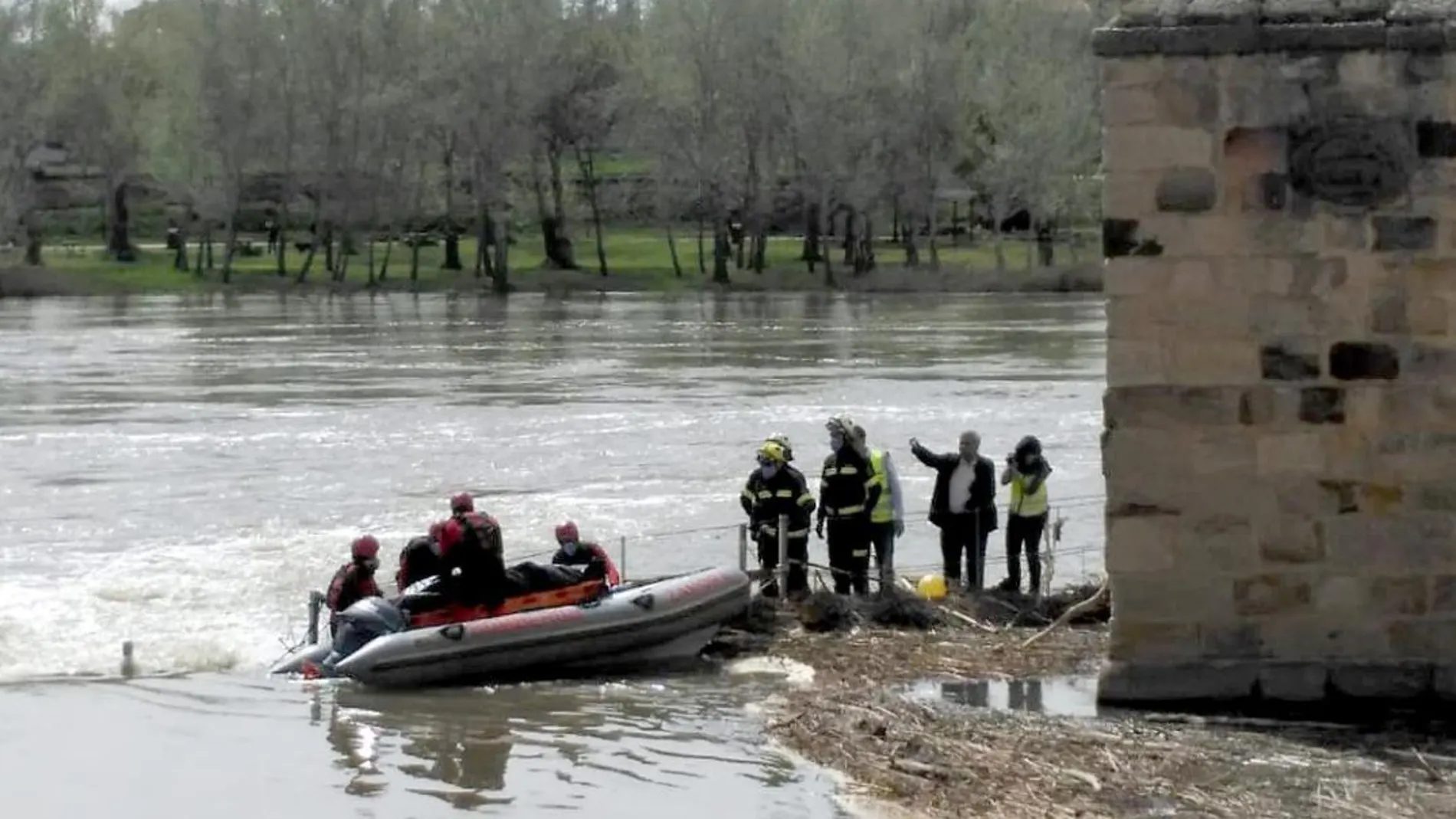 Los Bomberos de Zamora durante el rescate en el río Duero