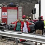 Servicios de emergencia trabajan en el lugar de un accidente de tráfico ocurrido en la A-66, en Salamanca.