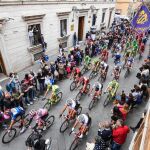Los corredores al comienzo de la octava etapa con salida en Foligno.