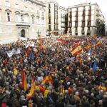 La concentración ha sido convocada por la entidad Sociedad Civil Catalana y ha sido apoyada por Ciudadanos y por el PP