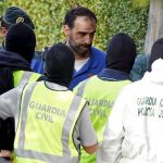 Xabier Atristain es conducido por la Guardia Civil a un registro en San Sebastián tras su detención