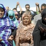 MINUTO DE SILENCIO. La población de Tifariti se concentró ayer por la muerte del menor