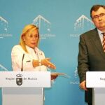 La consejera de Presidencia, María Pedro Reverte y el consejero de Obras Públicas, José Ballesta, ayer en la comparecencia en el Palacio de San Esteban