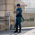 La Guardia Civil durante la operación contra una red acusada de inflar facturas para generar sobrecostes millonarios en tres obras del AVE
