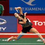 Carolina Marín devuelve una bola con un escorzo durante las semifinales. Tuvo que jugar su mejor bádminton para imponerse a la surcoreana Sung