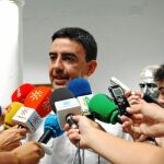 El portavoz del Grupo Parlamentario Socialista, Mario Jiménez, rodeado ayer de medios de comunicación
