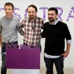 El líder de Podemos, Pablo Iglesias (c), Íñigo Errejón (i) y el secretario general de la formación en Madrid, Ramón Espinar (d).