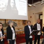 El delegado de Cultura del Ayuntamiento de Sevilla, Antonio Muñoz; el director general de Innovación Cultural y del Libro, Antonio Lucas; su directora, Verónica Durán; la directora adjunta y directora de comunicación, Nuria Lupiañez; y la presidenta de la Asociación Feria del Libro, Esperanza Alcaide, ayer durante el acto de presentación
