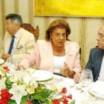 Ana Gavín conversa con Enrique de Miguel, mientras la marquesa de Vega de Anzo departe con Curro Romero