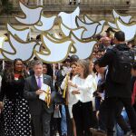 El Presidente de Colombia, Juan Manuel Santos (c), se dirige junto a su esposa María Clemencia Rodríguez (c-d) hacía el Congreso Nacional con el texto definitivo del acuerdo de paz con la guerrilla de las FARC