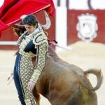 Pase cambiado por la espalda de Sebastián Castella, ayer en el Domingo de Resurrección de Málaga