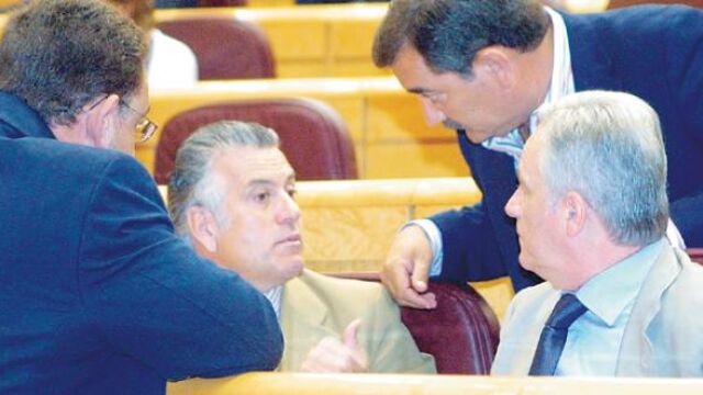 Luis Bárcenas dimitió antes de que el Tribunal Supremo anunciara el suplicatorio para que la investigación sobre su persona no afectara al partido.