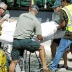 Varios agentes de la Guardia Civil desembarcan en la localidad alicantina de Santa Pola el cadáver localizado ayer en la isla de Tabarca