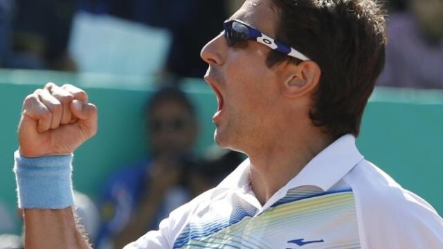 Tommy Robredo celebra su triunfo en el Torneo Hasan II de Casablanca