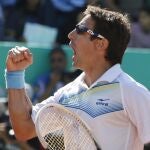 Tommy Robredo celebra su triunfo en el Torneo Hasan II de Casablanca
