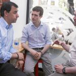 Los nuevos vicesecretarios del PP, Fernando Martínez Maíllo, Pablo Casado y Javier Maroto, ayer, en una cafetería cercana a Génova
