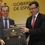 Pedro Duque recibe la cartera de manos Román Escolano/Connie G. Santos