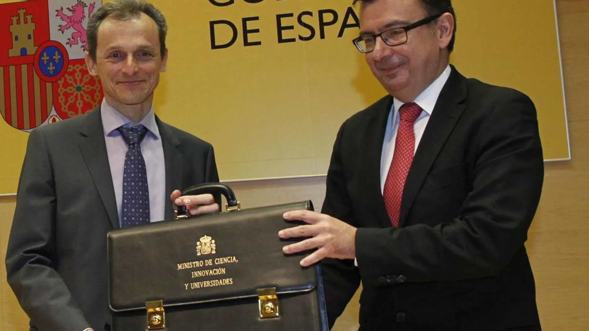 Pedro Duque recibe la cartera de manos Román Escolano/Connie G. Santos