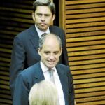 El presidente Camps entra en el hemiciclo para someterse a la sesión de control