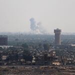 Columna de humo al norte del Sinaí tras el ataque del Estado Islámica, que ha dejado 60 muertos.