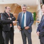 El consejero Fernando Rey conversa con el rector Daniel Miguel, Jesús Posada y María del Mar Angulo