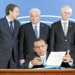 Instantes en que el presidente de Honduras, Porfirio Lobo, pone su rúbrica en el acuerdo firmado ayer entre la UE y Centroamérica