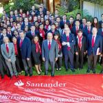 El presidente del Banco Santander, Emilio Botín, se reunió con los becarios participantes en el encuentro