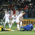 Acción de Harry Kane ante el portero lituano