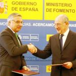 El ministro de Fomento, José Blanco, y el presidente de Caja Madrid, Rodrigo Rato, firmaron ayer un acuerdo para que la Sociedad Pública de Alquiler (SPA) gestione 191 viviendas de la entidad