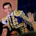 El diestro David de Miranda sale a hombros por la puerta grande en la Feria de Colombinas de Huelva / EFE