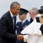 Barack Obama da la bienvenida al Papa Francisco a su llegada a Washington