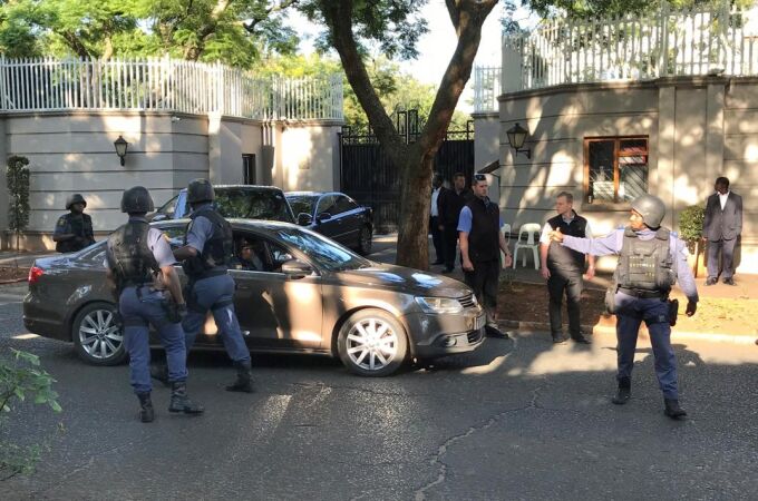 Miembros de la unidad policial especial participan en el registro de una propiedad de la familia Gupta en Johannesburgo (Sudáfrica) hoy