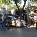 Miembros de la unidad policial especial participan en el registro de una propiedad de la familia Gupta en Johannesburgo (Sudáfrica) hoy