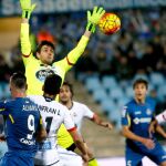 El portero argentino del Deportivo Germán Lux (2i, detrás) intenta atrapar el balón ante el delantero del Getafe Álvaro Vázquez
