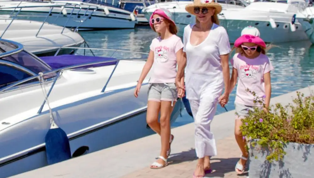 La baronesa Thyssen junto a sus hijas, María del Carmen y Guadalupe
